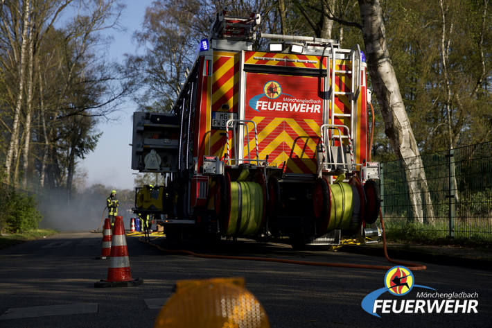 LKW kippt um