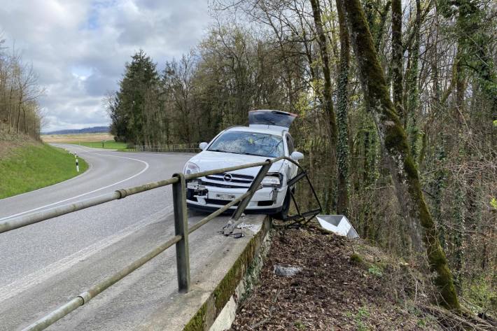 Das Manöver ging schief und der Opel erlitt Totalschaden.