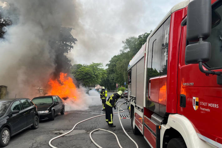 Zwei Autos komplett ausgebrannt in Moers