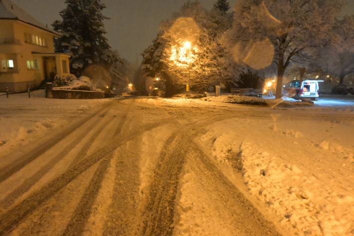 In Schaan FL auf dem Schnee ins Rutschen geraten.