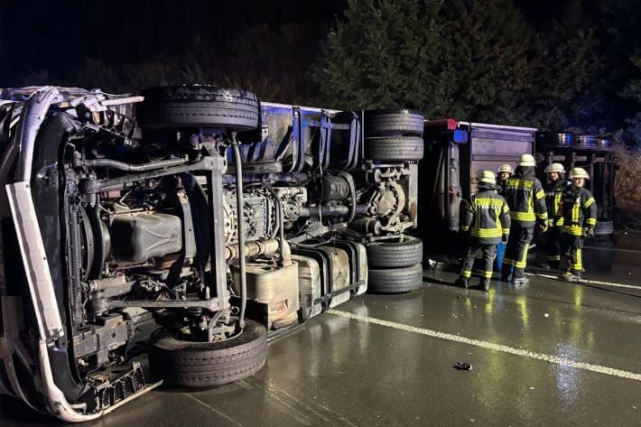 Der Unfall sorgt für erhebliche Verkehrsbehinderungen.