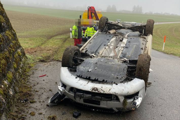 Der Lenker hat die Kontrolle über das Auto verloren.