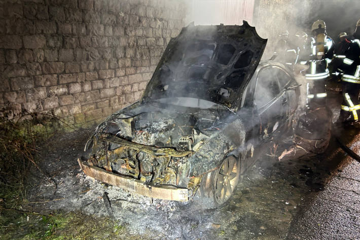 Vermutlich aufgrund eines technisches Defektes geriet der Mercedes in Brand.