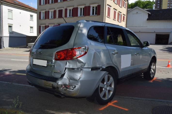 In Herisau AR rollte ein Auto weg und prallte in einen Bus.