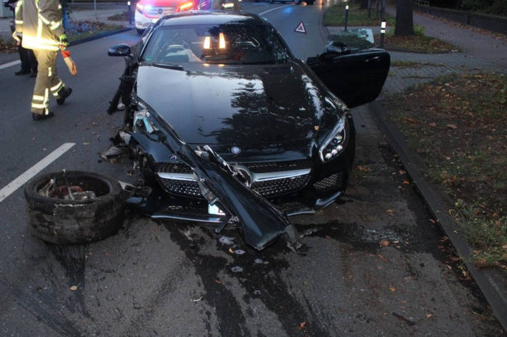 Kontrolle Sportwagen verloren prallt gegen Baum