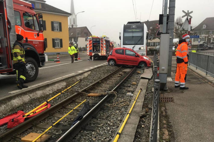 Heftige Kollision zwischen Auto und Zug in Matzingen
