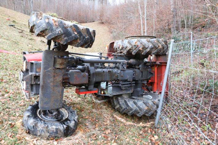 Der Traktorfahrer wurde beim Unfall tödlich verletzt.