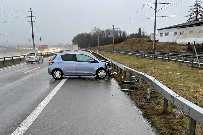 In Sirnach TG ist eine 26-Jährige mit dem Auto verunfallt.