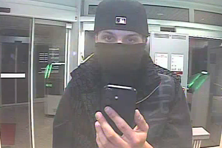 Der zweite Täter vermummte sich beim Geldabheben.