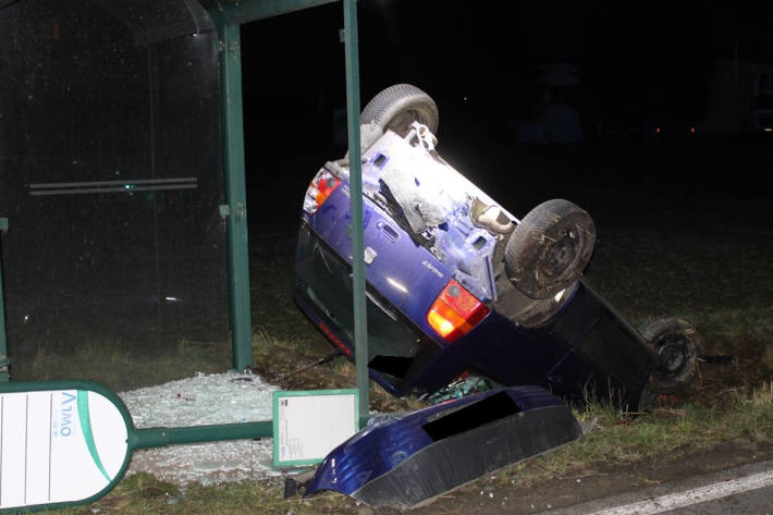 Auto kollidiert mit Bushäuschen