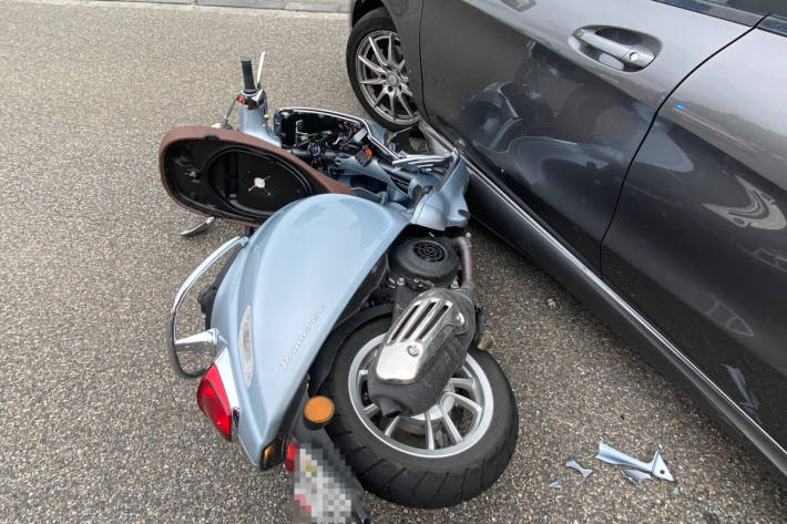 Beim Unfall wurde die Motorradfahrerin mittelschwer verletzt.