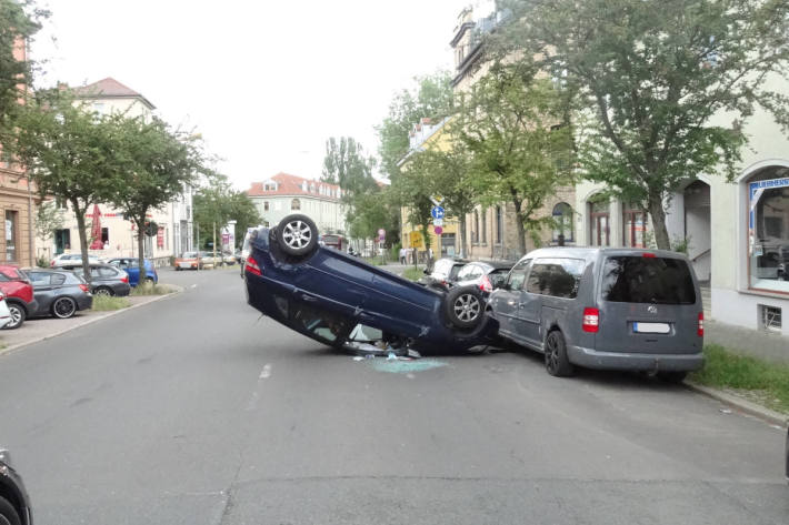 In Parkreihe gekracht in Weimar