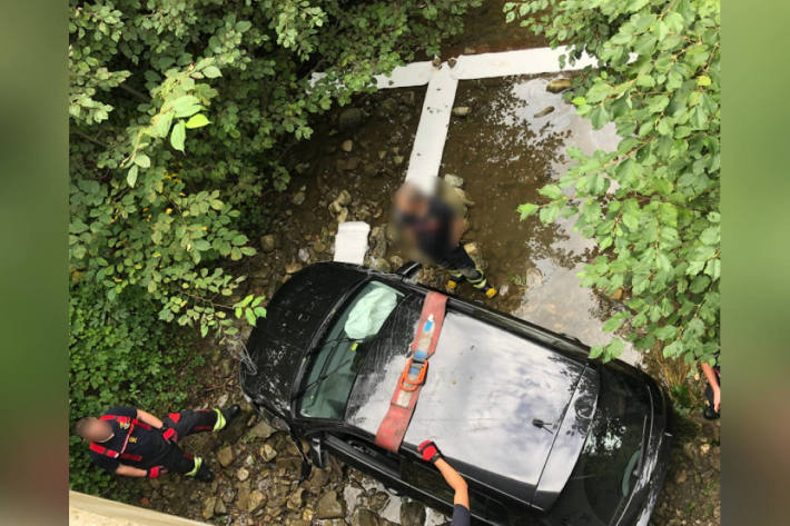  Am Steuer eingeschlafen und in Bach gelandet auf der A12