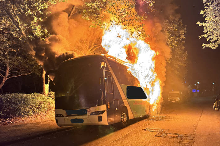 Der Reisebus brannte im Heckbereich.