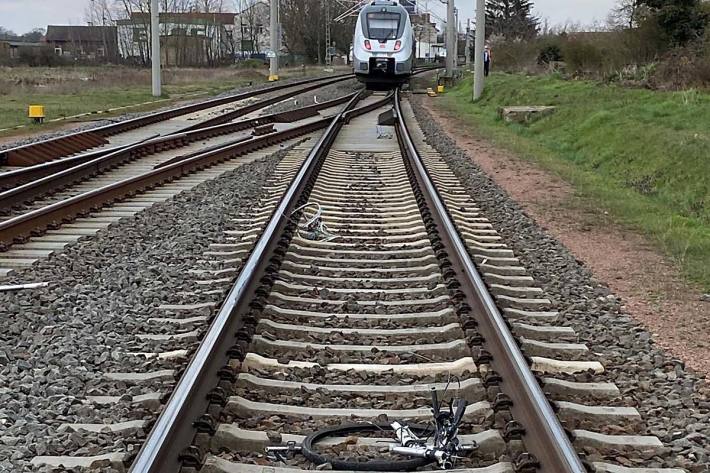 Ein Täter legte auf Höhe des Haltepunktes Piesteritz ein Fahrrad in das Gleis