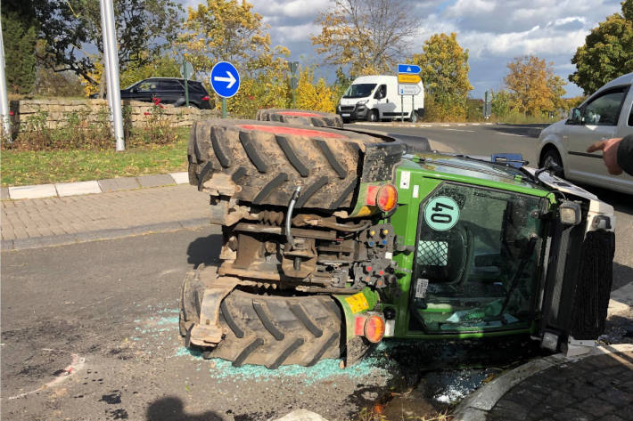 Traktor im Kreisverkehr umgekippt