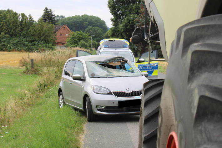 Mähdrescher kollidiert beim Rückwärtsfahren mit wartendem Pkw