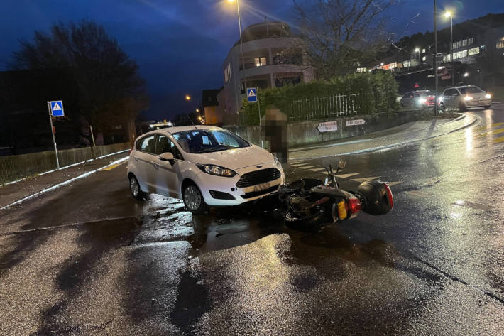 Zusammenstoss zwischen Auto und Roller