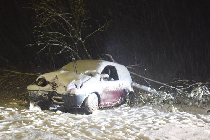 Der Fahrer und sein 19-jähriger Beifahrer wurden durch den Unfall in Vlotho leicht verletzt 
