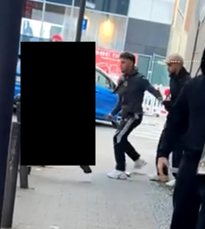 Der Angegriffene wurde mit einem Messer lebensgefährlich verletzt.