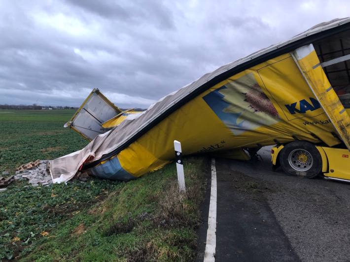 Lkw verliert Ladung