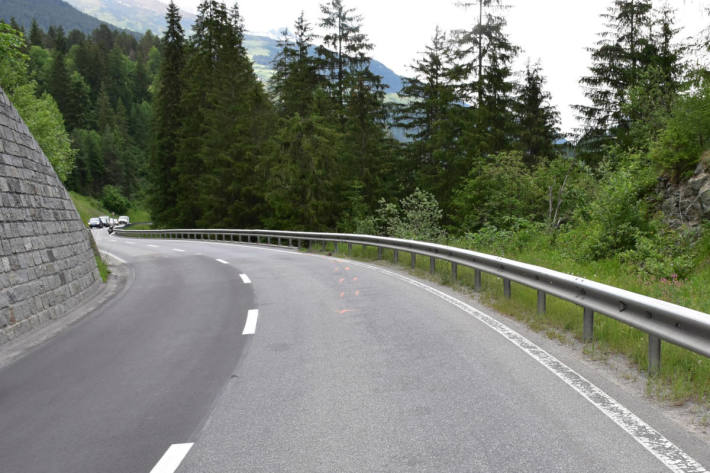 Unfallstelle auf der Engadinerstrasse bei Ramosch