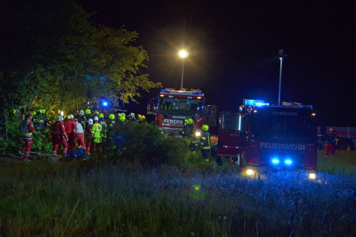 Die Feuerwehr musste zuerst den Zugang zum Fahrzeug freimachen.