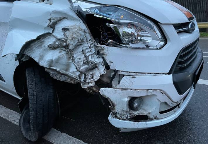 LKW-Reifen verursacht Verkehrsunfall auf der B48