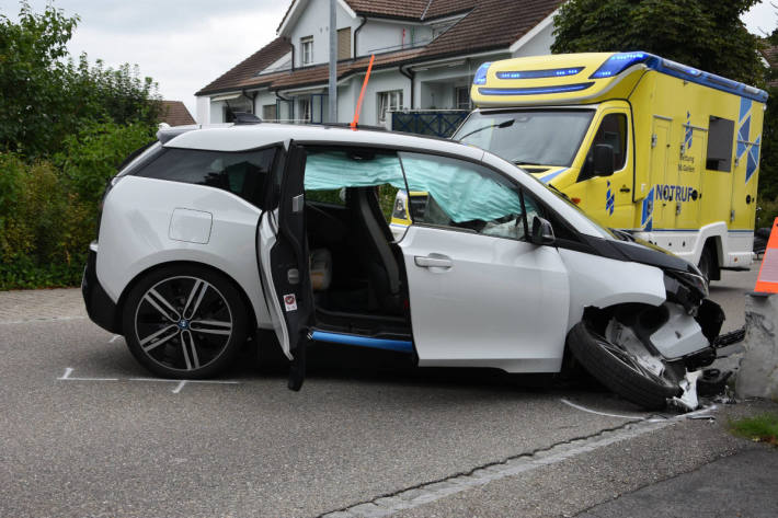 Mit Auto gegen Mauer gefahren