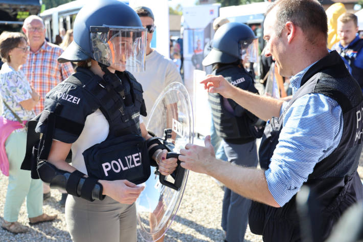 Die Besucherinnen und Besucher waren von der Arbeit der Blaulichtorganisationen beeindruckt.