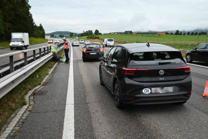 Auf der Fahrbahn liegende Fahrzeugteile beschädigten andere Fahrzeuge.