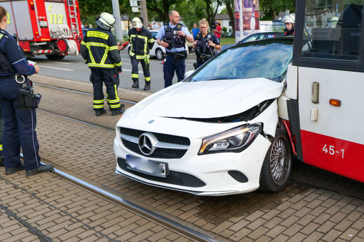 Der Fahrer wurde durch die Kollision schwer verletzt.