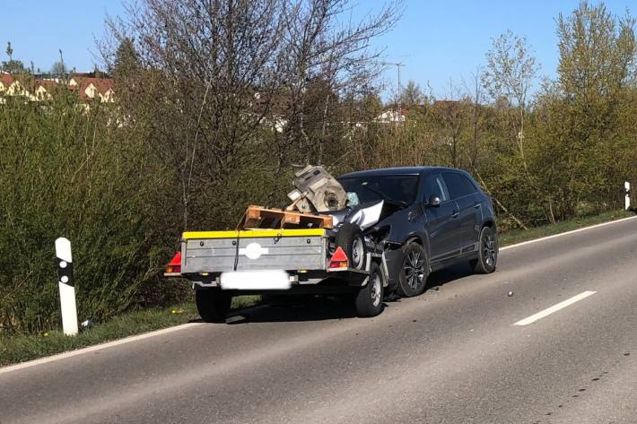 In Neunkirch SH löste eine losgelöster Anhänger eine Frontalkollision aus.