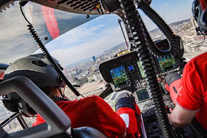 Über dem Einsatzort schwebend setzte die Rega-Crew den Notarzt mit der Rettungswinde direkt bei dem Patienten ab