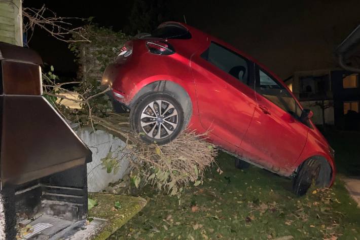 In Pfeffingen BL hat ein Auto einen Holzzaun durchbrochen.