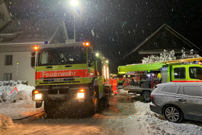 Feuer zerstört Mehrfamilienhaus in Hüntwangen