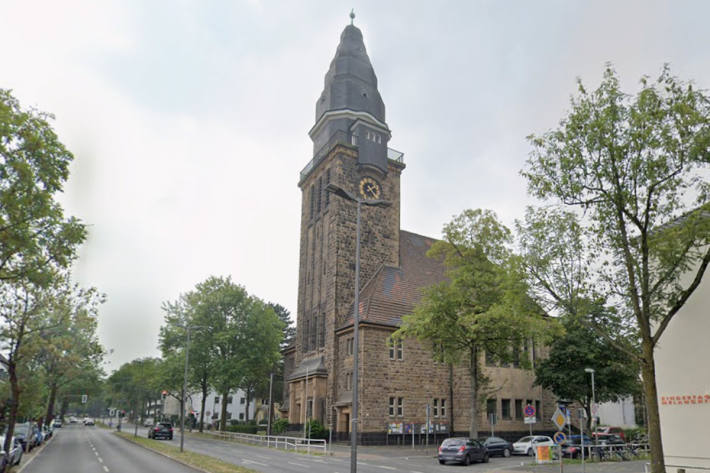 Die 45-Kilo-Kugel auf der Spitze drohte abzustürzen.