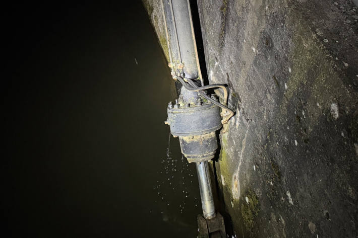 Auslaufendes Hydrauliköl verunreinigte die Aller.
