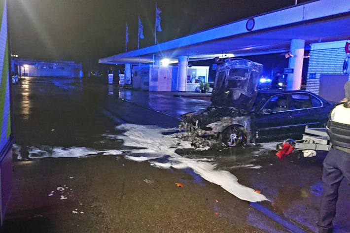 Alle Fahrzeuge brannten jeweils im Bereich der Motorräume