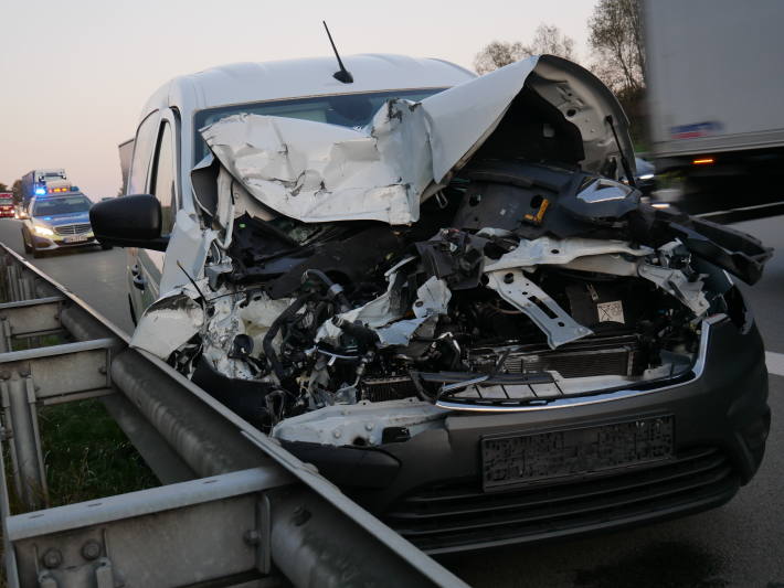 Tief stehende Sonne führt zu Auffahrunfall auf der A1