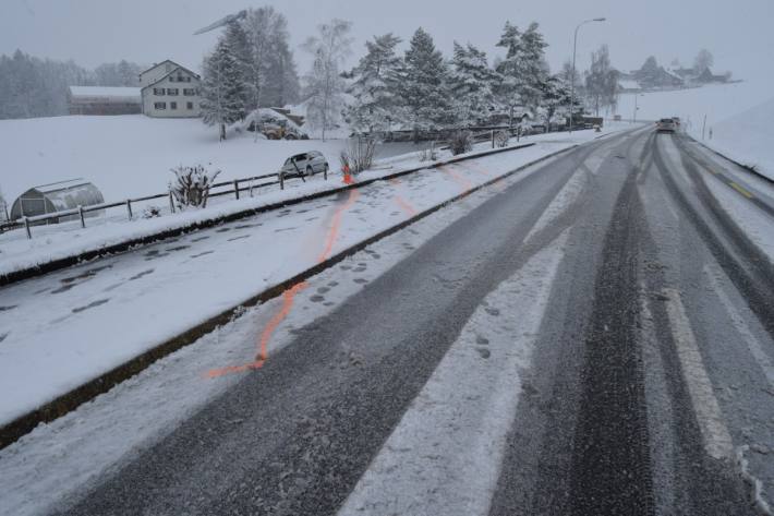 In Stein AR kam es heute zu einem Unfall auf schneebedeckter Strasse.