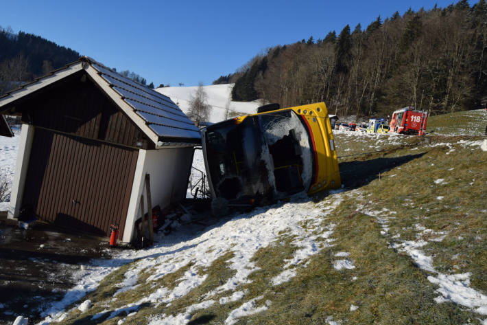 Das Postauto rollte über den Strassenrand hinaus und kippte zur Seite.