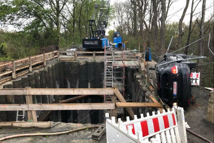 Auto in Baustelle gekracht