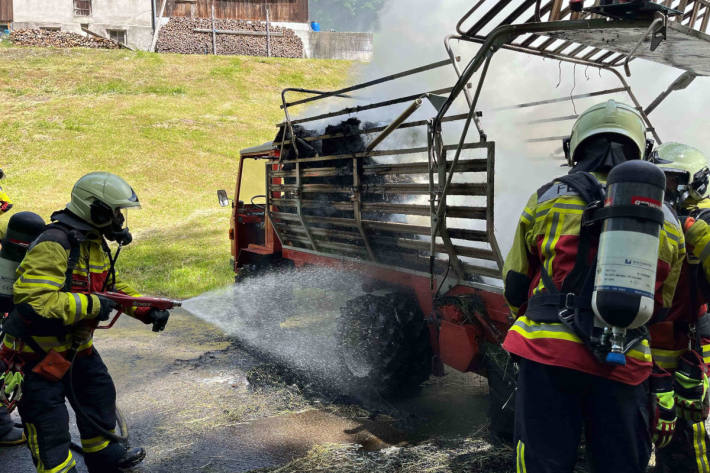 Ladung auf landwirtschaftlichem Transporter in Brand geraten