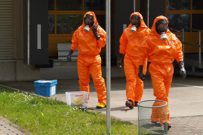 Mitglieder des ABC-Zuges der Feuerwehr Herford untersuchen den verdächtigen Brief auf eventuelle Gefahrstoffe.