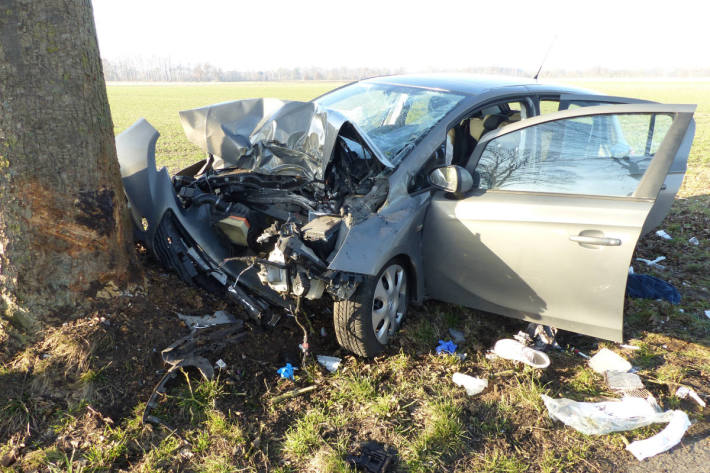 Junge Frau stirbt bei Verkehrsunfall bei Geestland / Debstedt