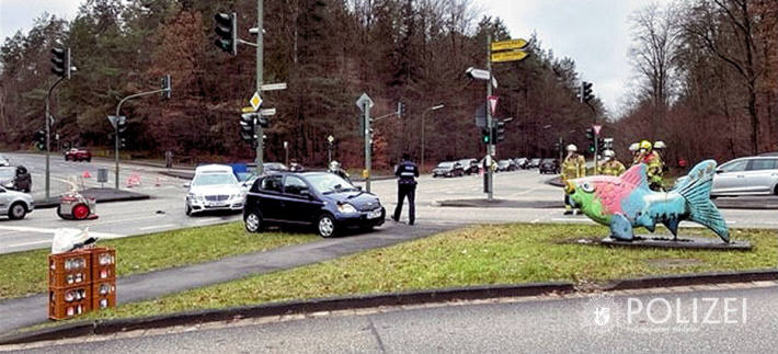 Zwei Autos und ein Fisch beschädigt