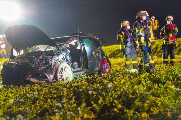 Nachdem der Pkw von der Fahrbahn abgekommen ist und sich überschlagen hat, blieb dieser auf einem angrenzenden Feld in Möhnesee liegen