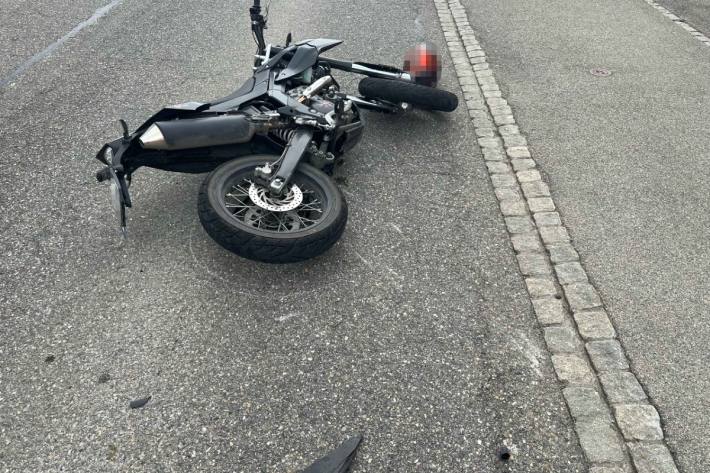 In Kirchberg ist eine junge Motorradfahrerin verunglückt. 