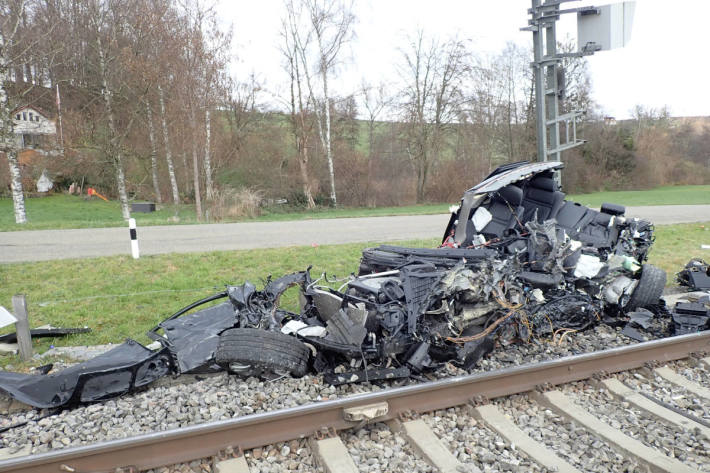 Auf Gleisen zum Stillstand gekommen und von Zug erfasst worden in Sulgen